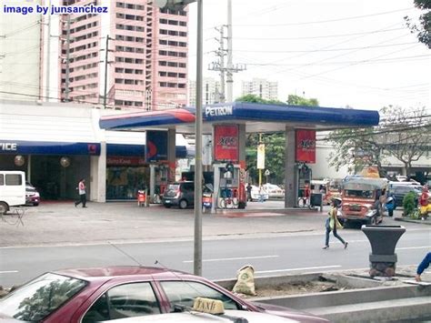 Petron Gasoline Station (Gil Puyat, Makati, Metro Manila.